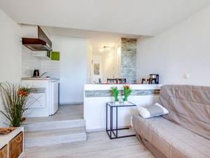 un soggiorno con divano e una cucina di Studio Les Marinas-9 by Interhome a Deauville
