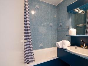 Apartment Les Tommeuses - Val Claret-29 by Interhome tesisinde bir banyo