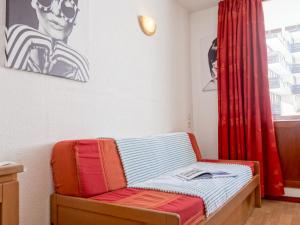 ティーニュにあるStudio Rond Point des Pistes-10 by Interhomeのソファと赤いカーテンが備わる部屋