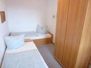 מיטה או מיטות בחדר ב-Apartment Schwarzwaldblick-27 by Interhome