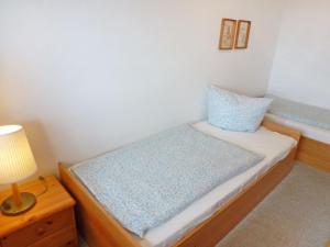 מיטה או מיטות בחדר ב-Apartment Schwarzwaldblick-27 by Interhome