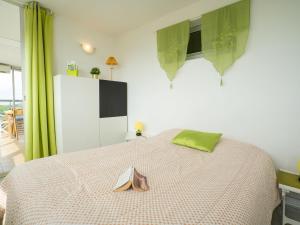 um quarto com uma cama com um chapéu em Apartment Fleurie II-2 by Interhome em La Grande-Motte
