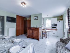 Holiday Home L'Abri des Moussaillons by Interhomeにあるキッチンまたは簡易キッチン