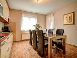 Televízia a/alebo spoločenská miestnosť v ubytovaní Apartment Tommy-1 by Interhome