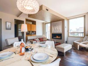 cocina y sala de estar con mesa y chimenea en Apartment Les Néréïdes by Interhome, en Quiberon