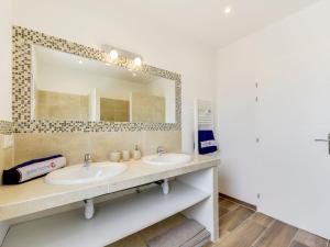 baño con 2 lavabos y espejo grande en Holiday Home Les Hautes Terres by Interhome, en Cogolin