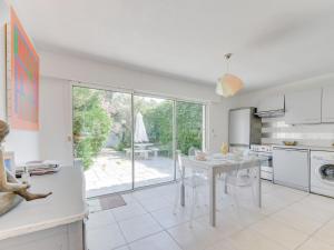 Kuchyňa alebo kuchynka v ubytovaní Holiday Home Les Parcs de Gassin-9 by Interhome