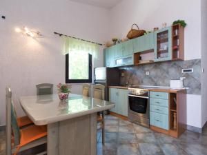 Kuchyňa alebo kuchynka v ubytovaní Apartment Starigrad-3 by Interhome + 21 fotografií