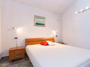 Posteľ alebo postele v izbe v ubytovaní Apartment Starigrad-3 by Interhome