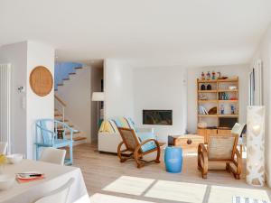 ein Wohnzimmer mit Stühlen und einem Tisch in der Unterkunft Holiday Home Les Pins du Rohu by Interhome in Saint-Julien