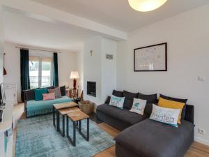 ein Wohnzimmer mit Sofa und Tisch in der Unterkunft Holiday Home Pival by Interhome in Port Blanc