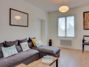 ein Wohnzimmer mit Sofa und Tisch in der Unterkunft Holiday Home Pival by Interhome in Port Blanc