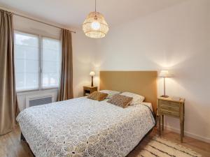 ein Schlafzimmer mit einem Bett und einem Kronleuchter in der Unterkunft Holiday Home Pival by Interhome in Port Blanc