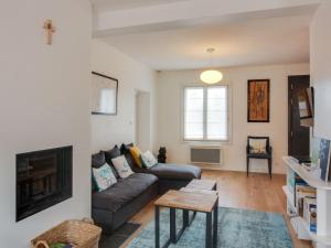 ein Wohnzimmer mit Sofa und Kamin in der Unterkunft Holiday Home Pival by Interhome in Port Blanc + 19 Fotos