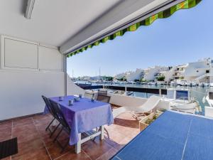 ル・グロー・デュ・ロワにあるApartment Les Marinas de la Plage I-3 by Interhomeの水辺の景色を望むバルコニー(テーブル、椅子付)