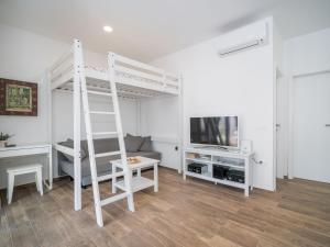 Televízia a/alebo spoločenská miestnosť v ubytovaní Holiday Home Ofelia by Interhome