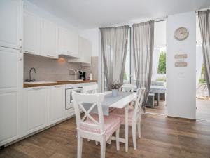 Kuchyňa alebo kuchynka v ubytovaní Holiday Home Ofelia by Interhome