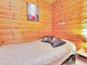 コリンカイラにあるHoliday Home Saunaharju 3 by Interhomeの木製の壁のベッドルーム1室