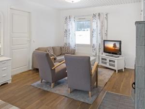 TV a/nebo společenská místnost v ubytování Holiday Home Metsätähti by Interhome