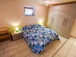 1 dormitorio con cama, armarios y ventana en Apartment La Busa-4 by Interhome, en Alleghe