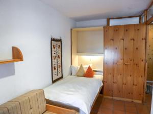 Postel nebo postele na pokoji v ubytování Apartment Chesa Maurus A12 by Interhome + 22 fotografií