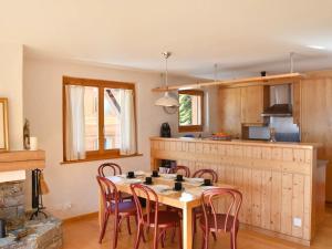 Η κουζίνα ή μικρή κουζίνα στο Apartment Romarin 220 by Interhome +10 φωτογραφίες