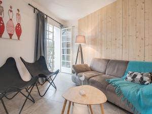 Posezení v ubytování Holiday Home Portivy Moulin by Interhome