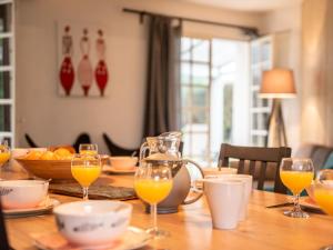 - une table en bois avec des verres de jus d'orange dans l'établissement Holiday Home Portivy Moulin-1 by Interhome, à Saint-Pierre-Quiberon