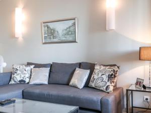 salon z niebieską kanapą z poduszkami w obiekcie Apartment Les Cascadelles-10 by Interhome w mieście La Foux