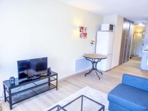 Apartment Les Cascadelles-10 by Interhome TV 또는 엔터테인먼트 센터