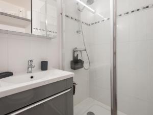 Koupelna v ubytování Studio Ty Avel-1 by Interhome
