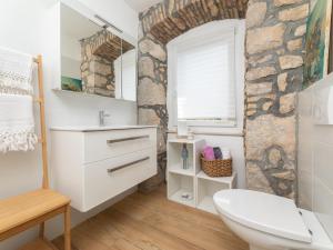 Ett badrum på Holiday Home Adria by Interhome