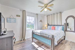 1 dormitorio con 1 cama y ventilador de techo en Family-Friendly South Padre Island Escape with Grill, en South Padre Island