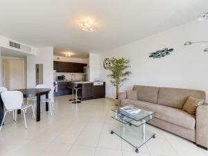 uma sala de estar com um sofá e uma mesa em Apartment Beau Rivage-3 by Interhome em Cavalaire-sur-Mer