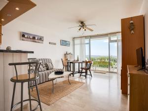 Μια τηλεόραση ή/και κέντρο ψυχαγωγίας στο Studio Les Trois Iles-6 by Interhome