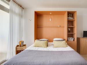 En eller flere senge i et værelse på Studio Les Trois Iles-6 by Interhome + 12 billeder