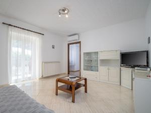 um grande quarto branco com uma cama e uma mesa em Apartment Bumbak by Interhome em Umag