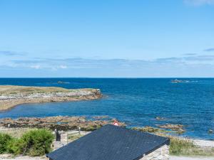 uma vista para o oceano a partir de uma casa em Holiday Home Villa Pieds Dans l'Eau Enez Thinic by Interhome em Saint-Pierre-Quiberon