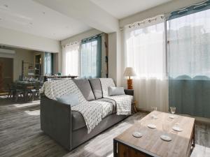 uma sala de estar com um sofá e uma mesa em Apartment Terre et Mer-1 by Interhome em Arcachon