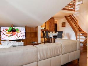 Posezení v ubytování Apartment Chesa Polaschin E - E21 - Sils by Interhome