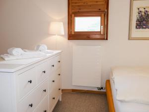 Postel nebo postele na pokoji v ubytování Apartment Chesa Polaschin E - E21 - Sils by Interhome