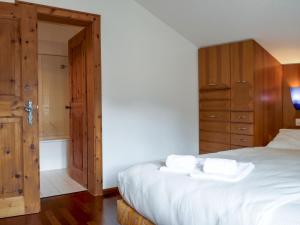 Postel nebo postele na pokoji v ubytování Apartment Chesa Polaschin E - E21 - Sils by Interhome