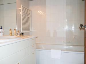 Koupelna v ubytování Apartment Chesa Polaschin E - E21 - Sils by Interhome