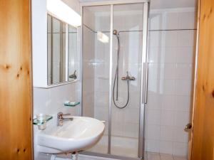 Koupelna v ubytování Apartment Chesa Polaschin E - E21 - Sils by Interhome