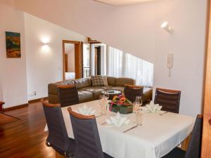 Posezení v ubytování Apartment Chesa Polaschin E - E21 - Sils by Interhome