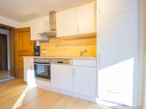 Kuchyň nebo kuchyňský kout v ubytování Apartment Gabi by Interhome