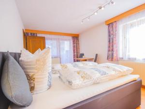 Postel nebo postele na pokoji v ubytování Apartment Gabi by Interhome