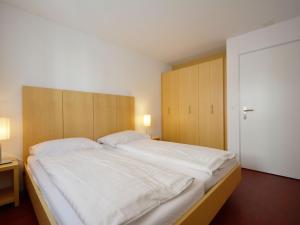 Tempat tidur dalam kamar di Apartment Surses Alpin-1 by Interhome
