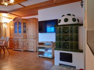 een keuken met een groene kachel in een kamer bij Sonnenchalet Neusess in Mauterndorf