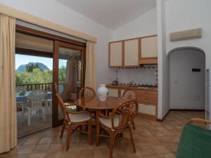 Η κουζίνα ή μικρή κουζίνα στο Holiday Home Dalia 16 - Vista Village by Interhome